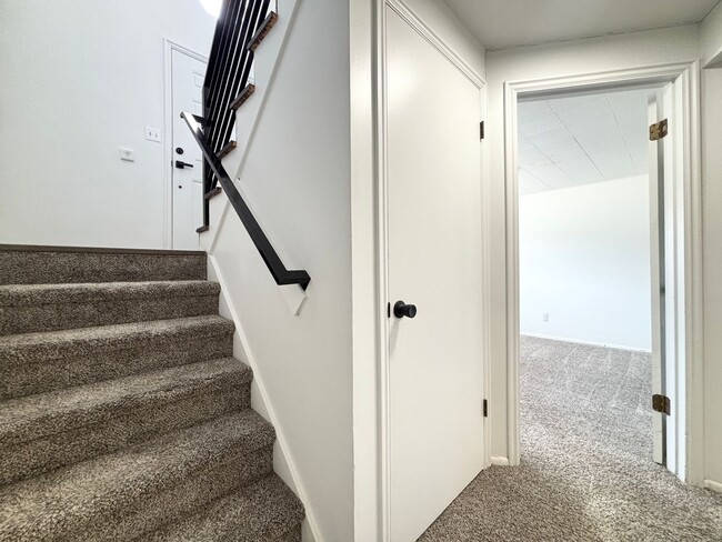 Building Photo - Awesome Remodel with 1 Car Garage!