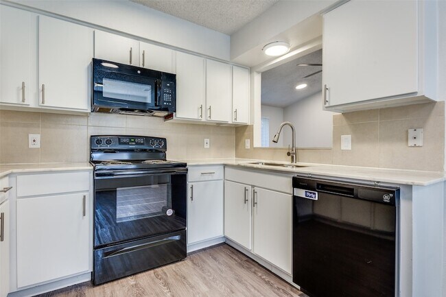 Building Photo - 2128 Trellis Pl