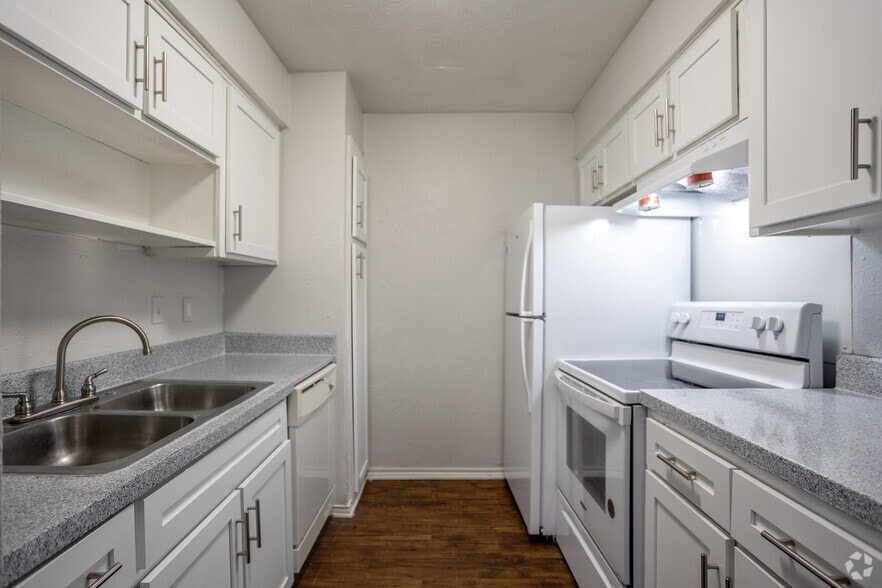 1BR, 1BA - 690SF - Kitchen - Forest Park Village