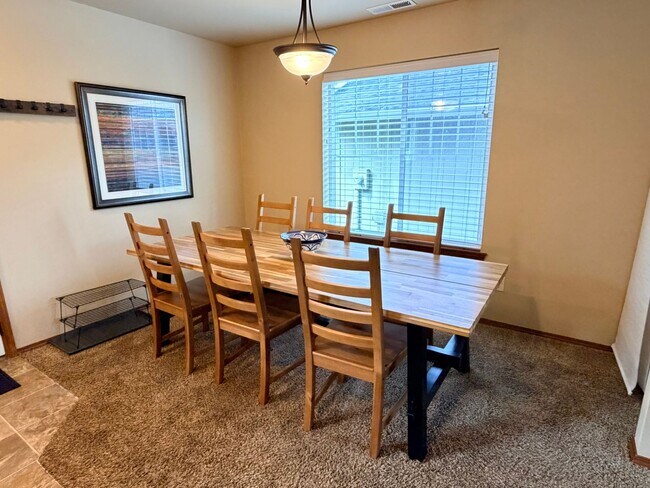 Building Photo - Short term, fully furnished home! 3 bed, 2.5 bath, central a/c, w/d, d/w, covered parking, great ...