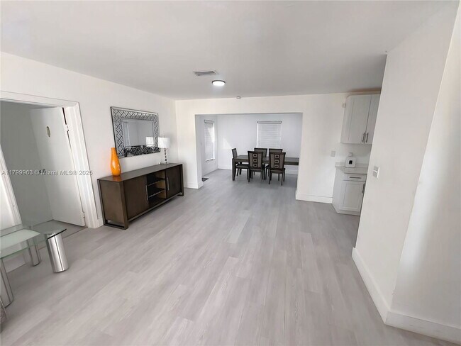 Building Photo - 3361 NW 5th Pl