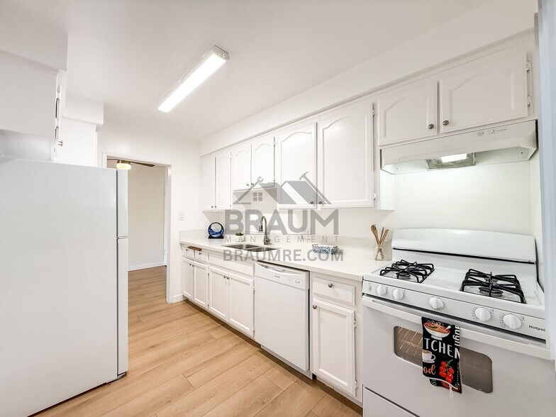 Building Photo - 5433 Sepulveda Blvd