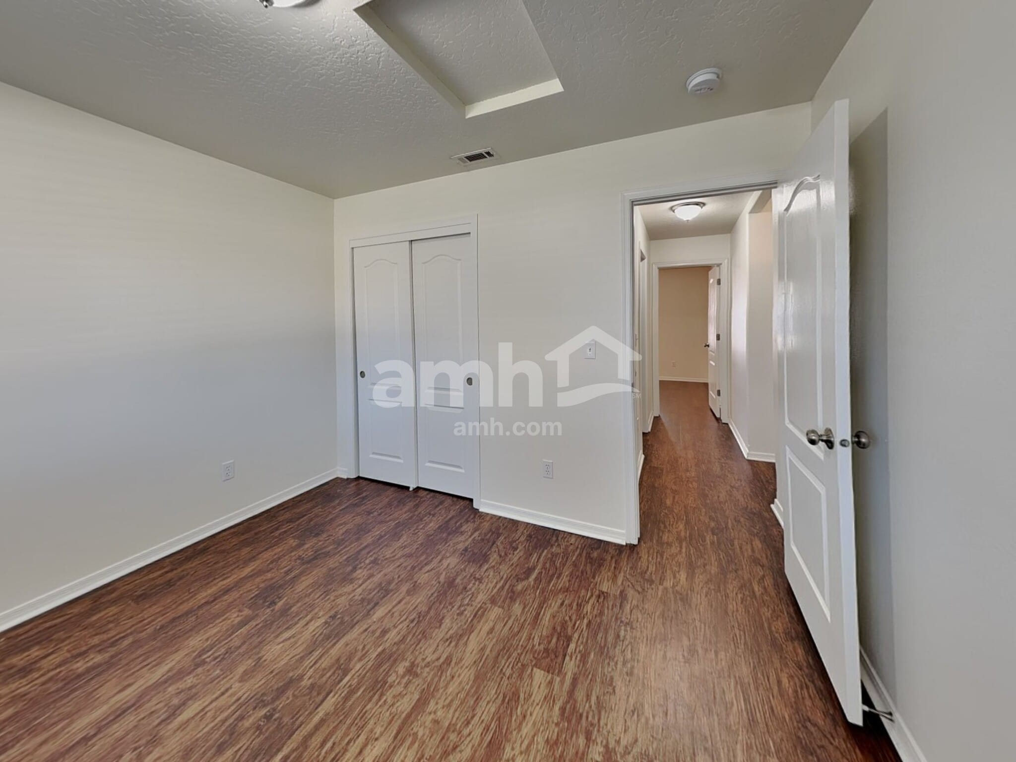 Building Photo - 410 S Saddlerock Ave