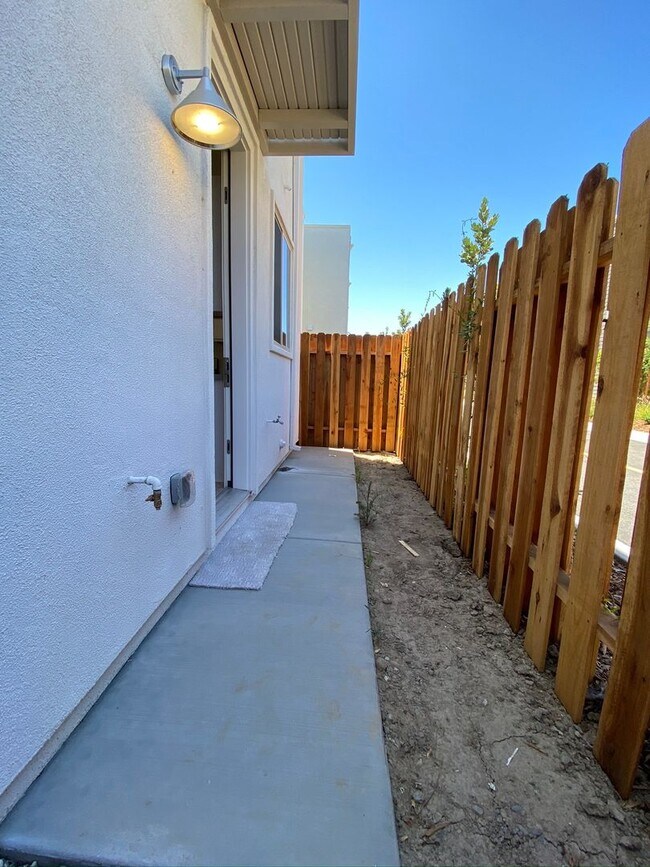 Building Photo - Beautiful Newer Townhome!!!!