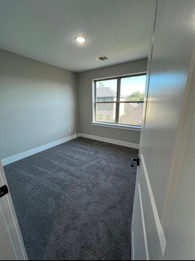 Building Photo - 20003 Venetto St