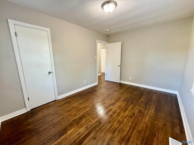 Building Photo - 117 Meadow Dr