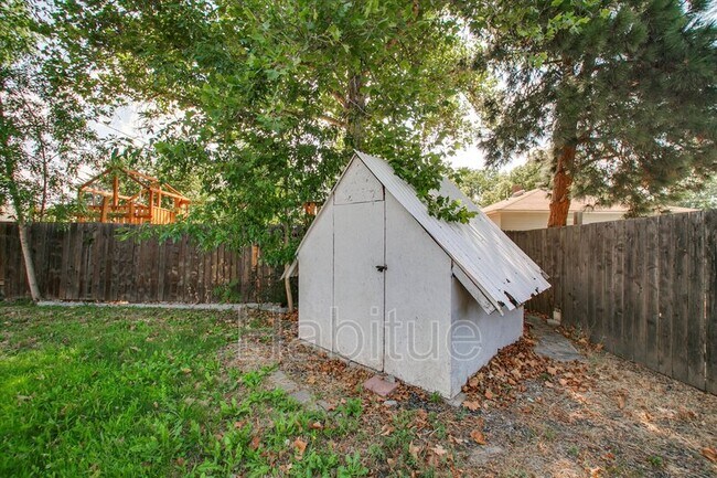 Building Photo - 414 S Pond St