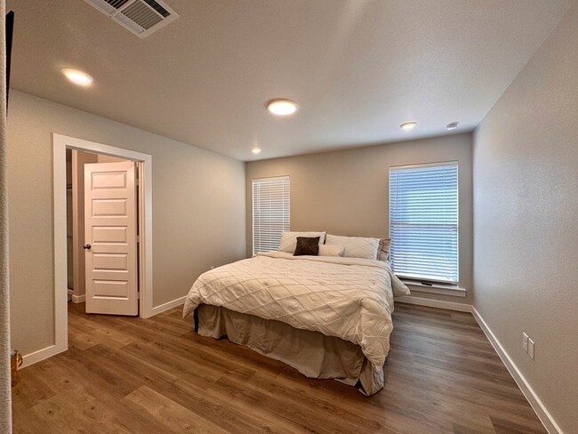 Building Photo - 10817 Saloon St