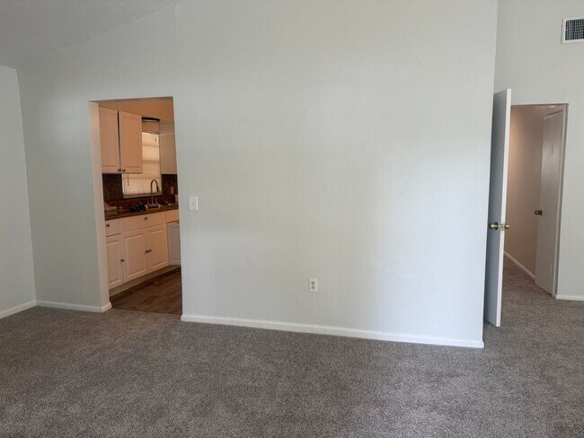 Building Photo - 3 bedroom 1 bath