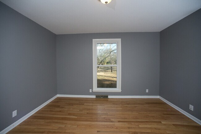 Building Photo - Beautiful Three Bedroom Home! AVAILABLE 8/...