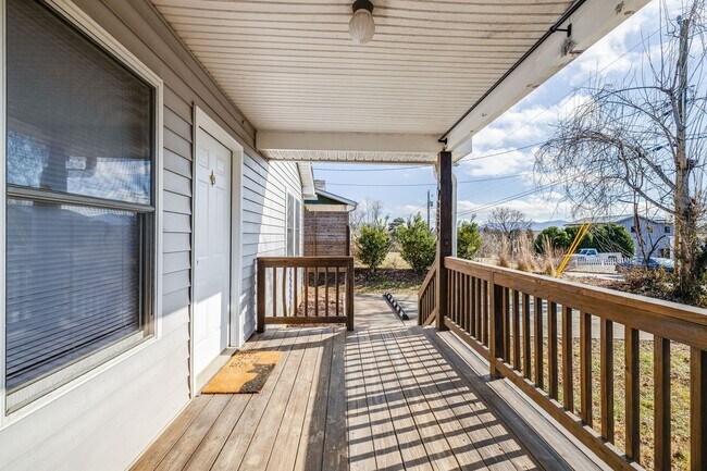 Building Photo - Newly-Updated 3-Bedroom Home in West Ashev...