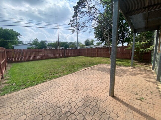 Building Photo - 1226 N LBJ Dr