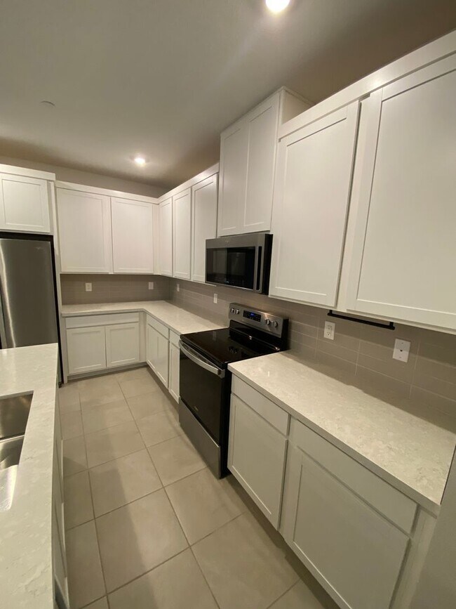 Building Photo - AMERICANA Property Mgmt - 3beds - 2 1/2baths Newly Townhouse in Henderson.