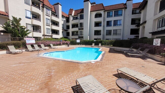 Building Photo - Resort style living - 2 Bd/2Ba 1,112 SqFt Condo