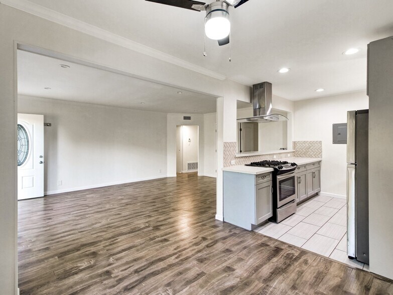 Building Photo - 1040 N Sierra Bonita Ave