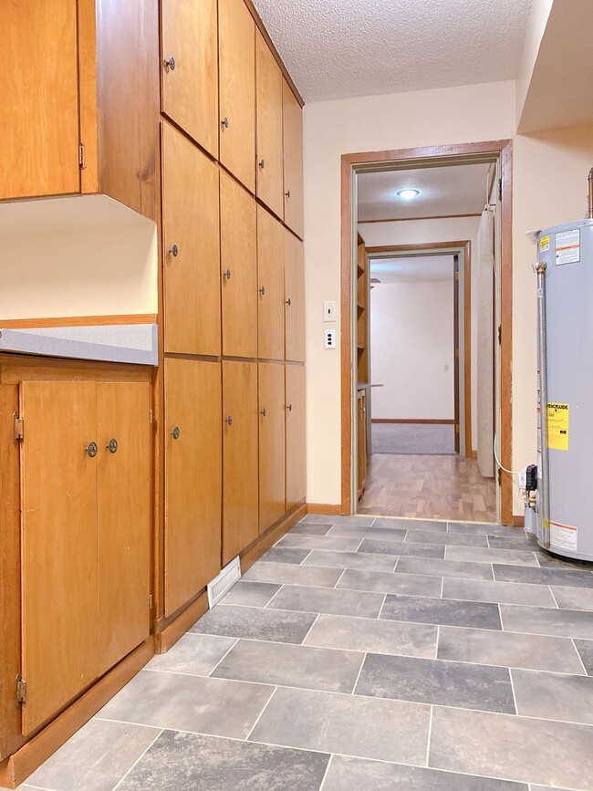 Building Photo - Beautiful 3 bed South Omaha/Hanscom Park Home with Attaced 1 car garage! $1,425!