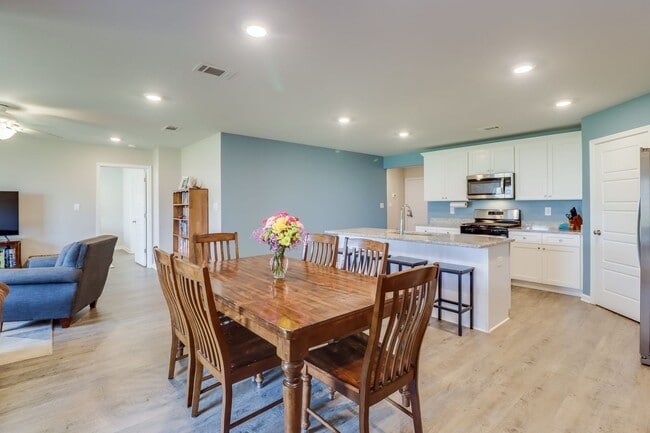 Building Photo - Beautiful 4 bed 2 bath
