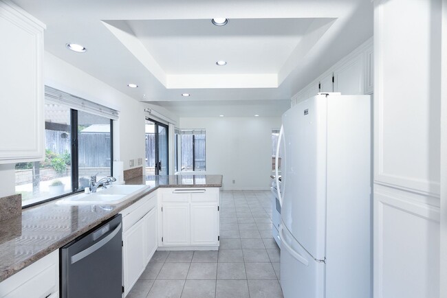 Building Photo - Spacious 3 Bedroom  2.5 Bath | East Ventura | Unfurnished