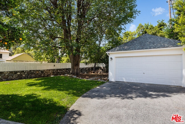 Building Photo - 2091 N Roosevelt Ave