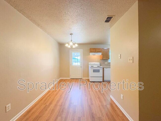 Building Photo - 705 Apache Dr