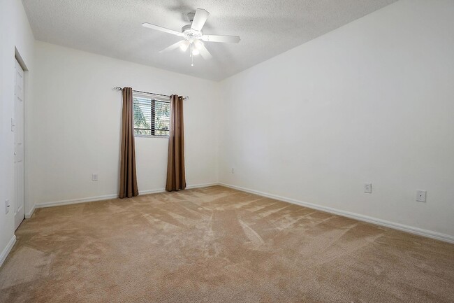 Building Photo - 2803 Sarento Pl
