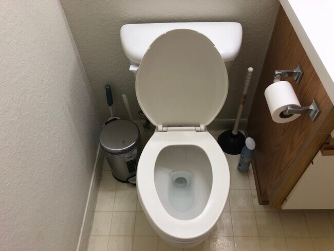 Toilet - 521 Southwest Pky