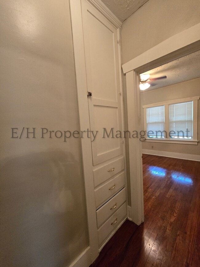Building Photo - 615 S Volutsia Ave