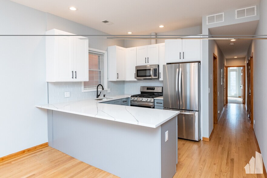 Building Photo - 2338 N Greenview Ave