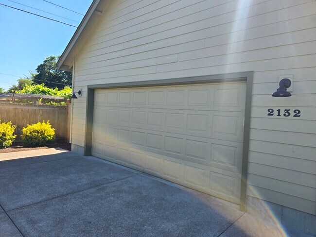 Building Photo - Beautiful 3 Bedroom Off Gilham