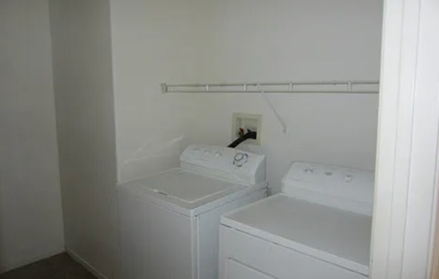 Laundry hookups - 73641 Sunnyslope Dr