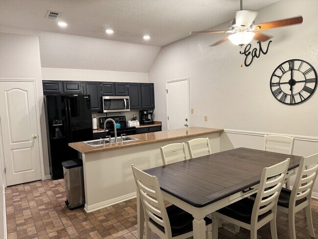 Building Photo - 105 Sky Country Dr