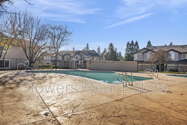 Building Photo - 424 Sutton Cir