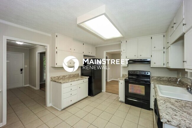 Building Photo - 3 Bedroom Pet-Friendly Home in FAYETTEVILLE, GA with Main Street Renewal