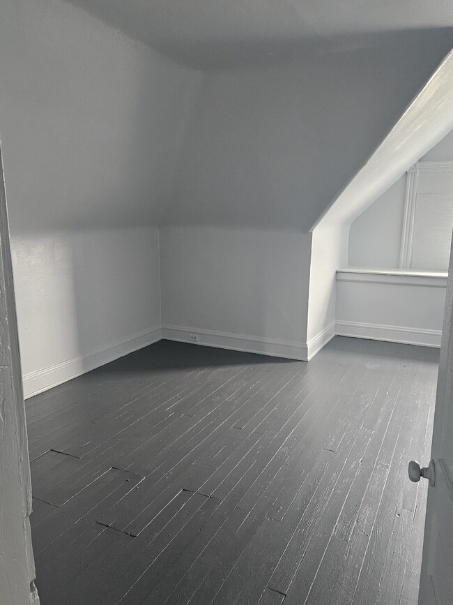 Building Photo - 635 Hawthore Ave