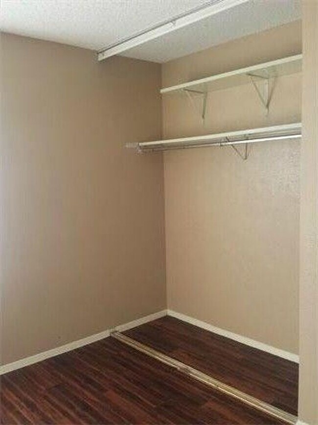 Building Photo - 3/1.5 Townhouse in Great location