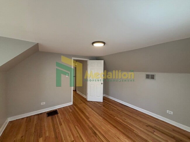 Building Photo - Updated 3-Bedroom Home with Spacious Kitchen