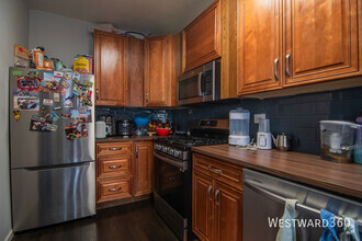 Building Photo - Sunny & Bright 2 Bed / 1 Bath Rental with ...