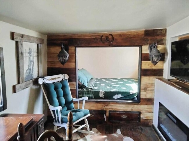 Building Photo - 609 14th St