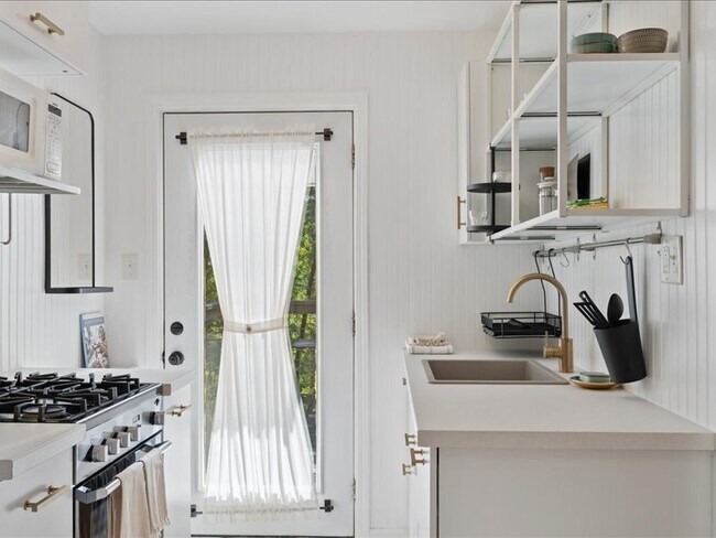 Building Photo - 14975 River Rd