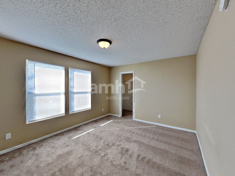 Building Photo - 202 Creekview Dr