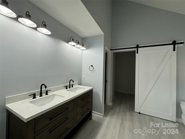 Building Photo - 129 Southhaven Dr