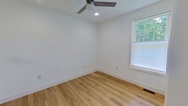 Building Photo - Newly Renovated 3 Bedroom Home