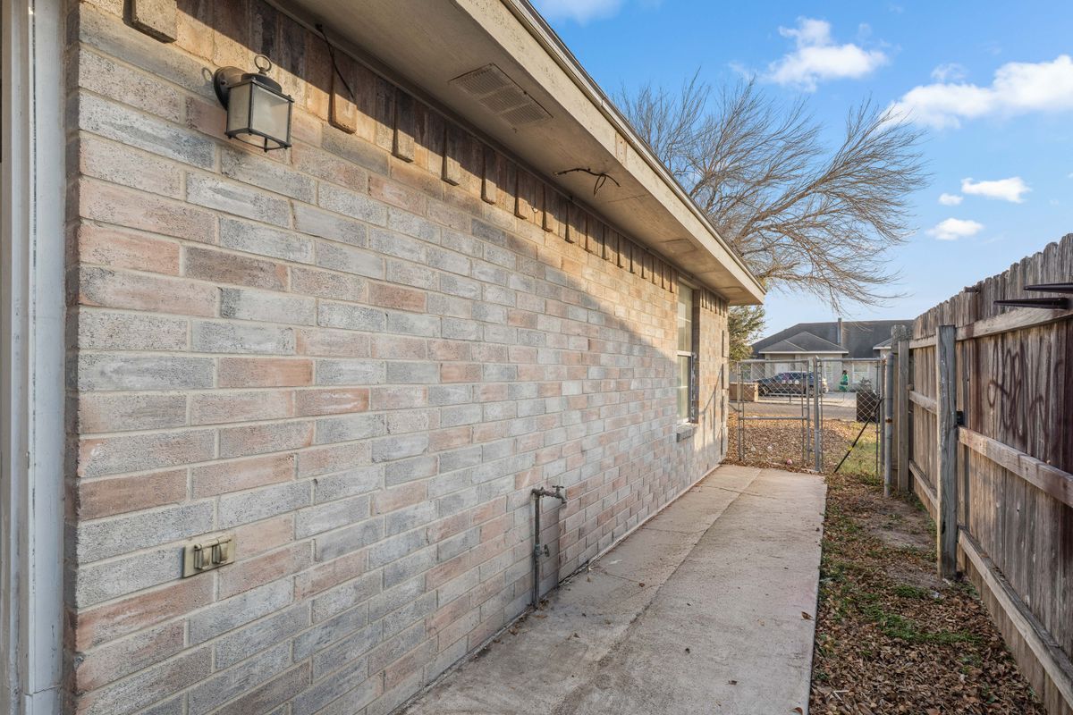 Building Photo - 1219 W Carmen Ave