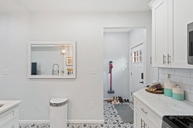 Building Photo - Amazing Anacostia Abode!