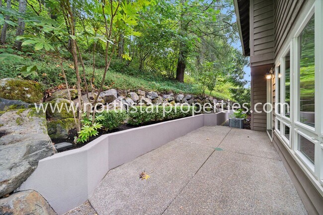 Building Photo - New Exquisitely Designed Dream Home in Lake Oswego.