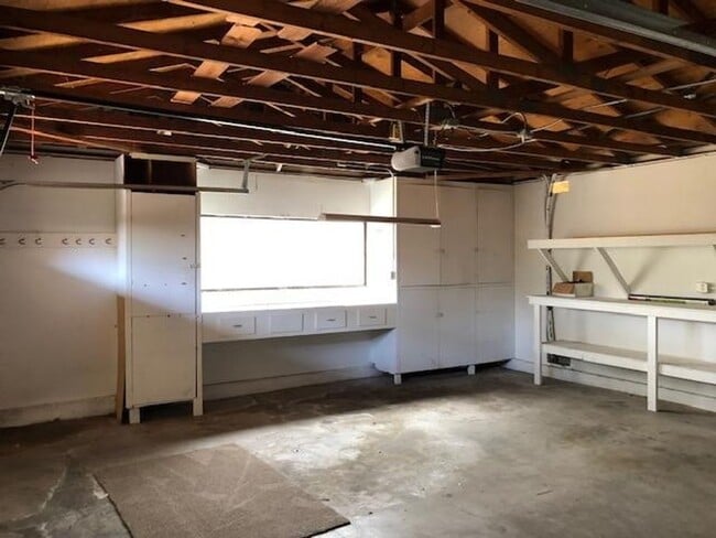 Building Photo - Oak View- Spacious Three Bedroom + Office Space