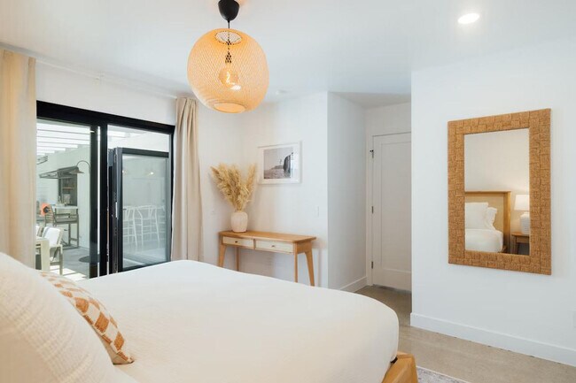 Building Photo - 4866 Hillside Dr