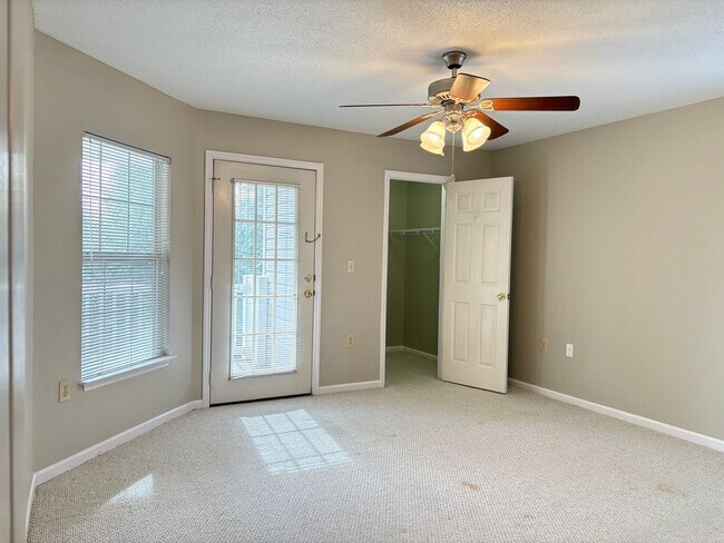 Building Photo - 2 Bedroom, 2 Bathroom Condo in High Point!