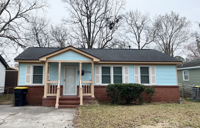 Primary Photo - 3 Bedroom, 1 Bath Home in Savannah!