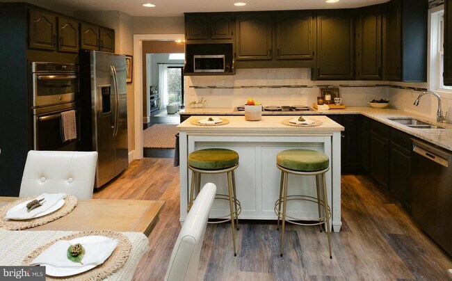 Building Photo - 15841 York Rd